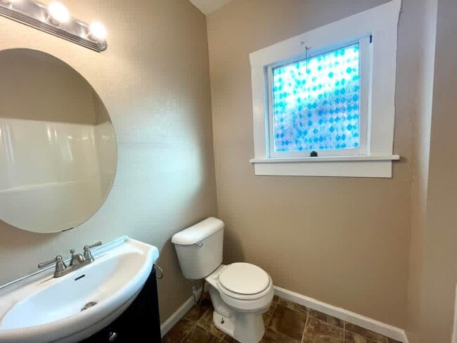 Building Photo - 823 G St NW