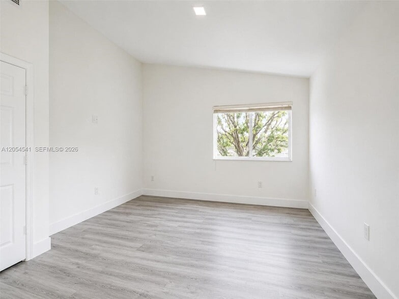 Building Photo - 10956 NW 73rd St