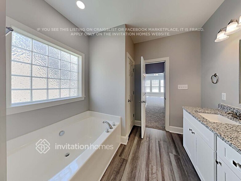 Building Photo - 2008 Watsonia Dr