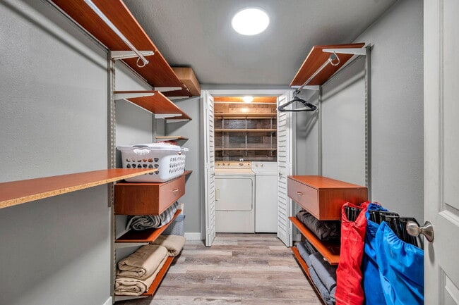 Building Photo - Fully Furnished Pool Home | Flexible Lease...