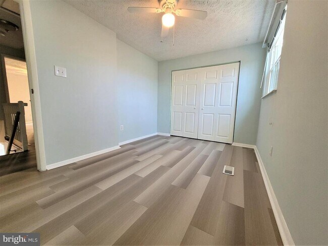 Building Photo - 8072 Grandview Ct