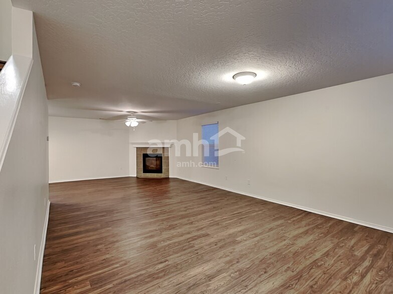 Building Photo - 1211 N Cambrick Dr