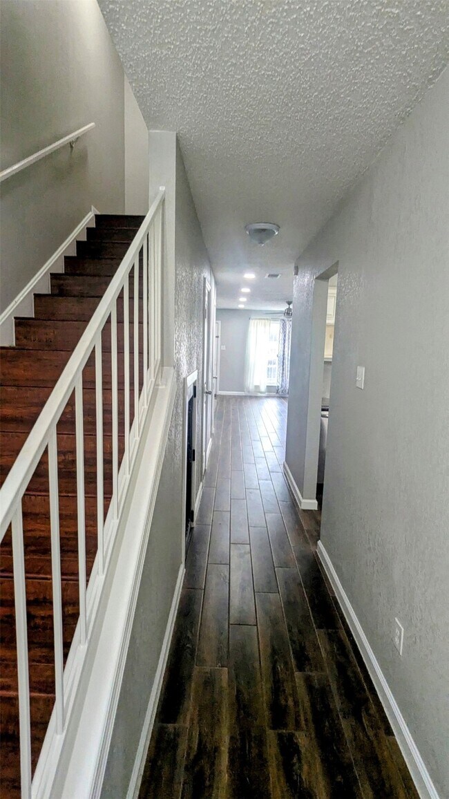 Building Photo - 2112 Greenbriar Colony Dr