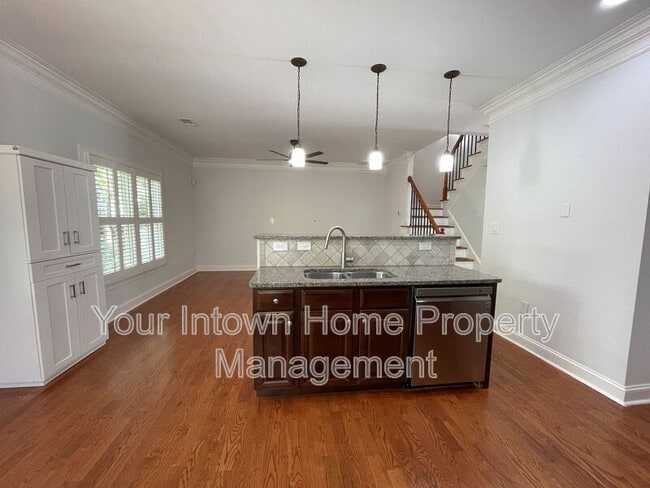 Building Photo - 652 Irwin St NE