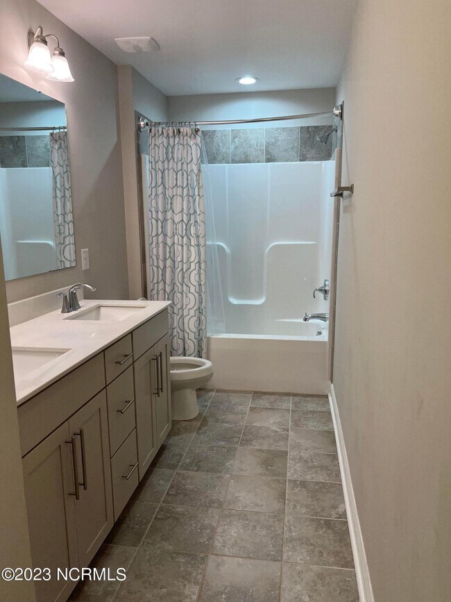 Building Photo - 412 Palisades Dr