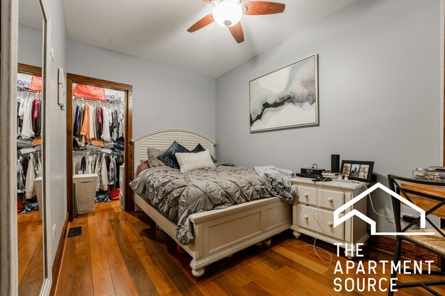 Building Photo - 1019 W Oakdale Ave