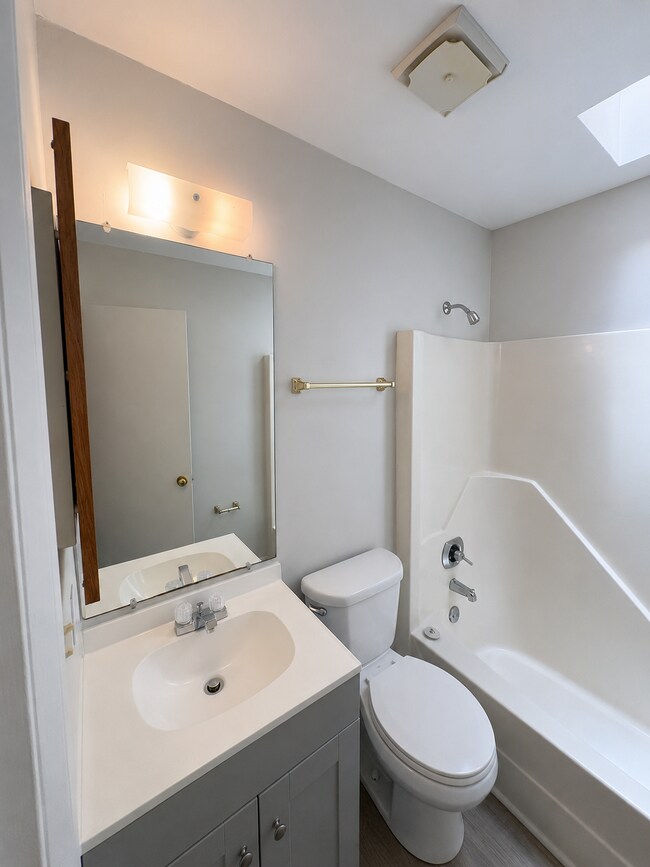 Building Photo - Charming 3 Bedroom Town House-116 Palace Cir.
