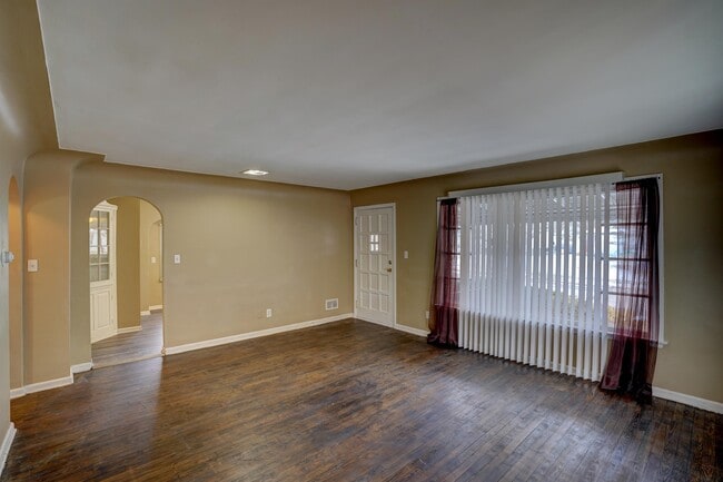 Building Photo - 713 St Clair St