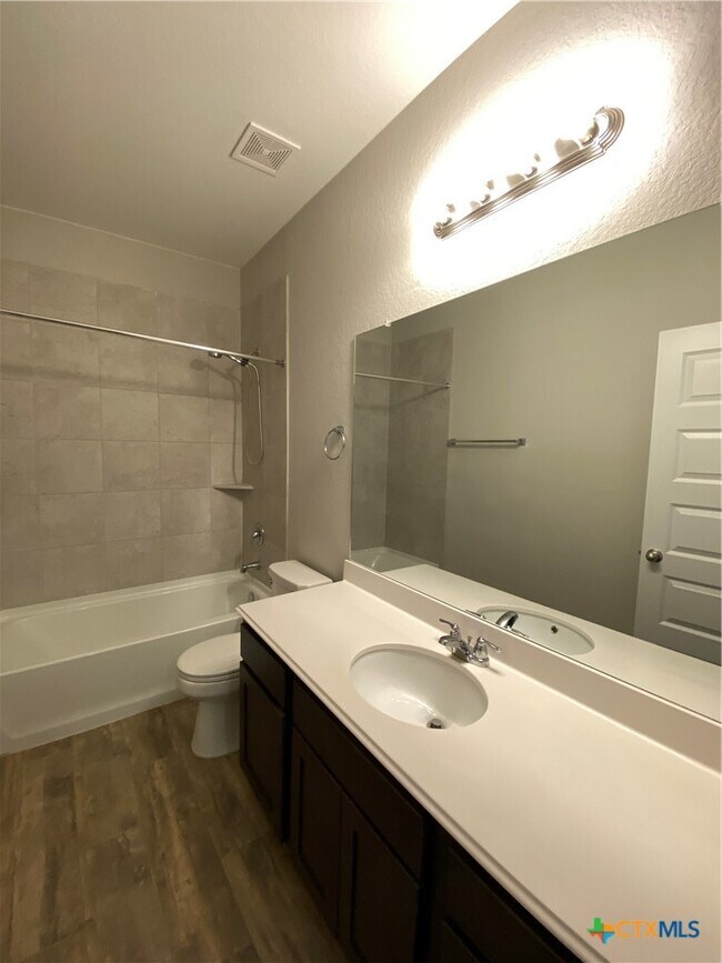 Building Photo - 1331 Hillsong St