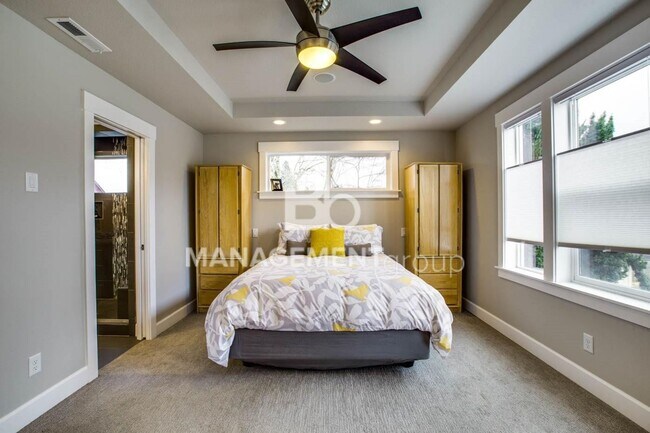 Building Photo - Close In NE Portland- Modern Townhome Across from Wholefoods and Starbucks