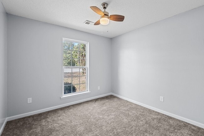 Building Photo - Beautiful 3 bedroom HOME