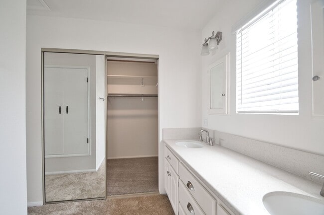 Building Photo - Spacious Four Bedroom Home in Manhattan Be...