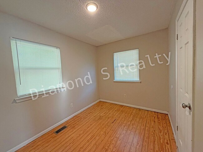 Building Photo - JUST REDUCED!  2 Bedroom House with Large ...