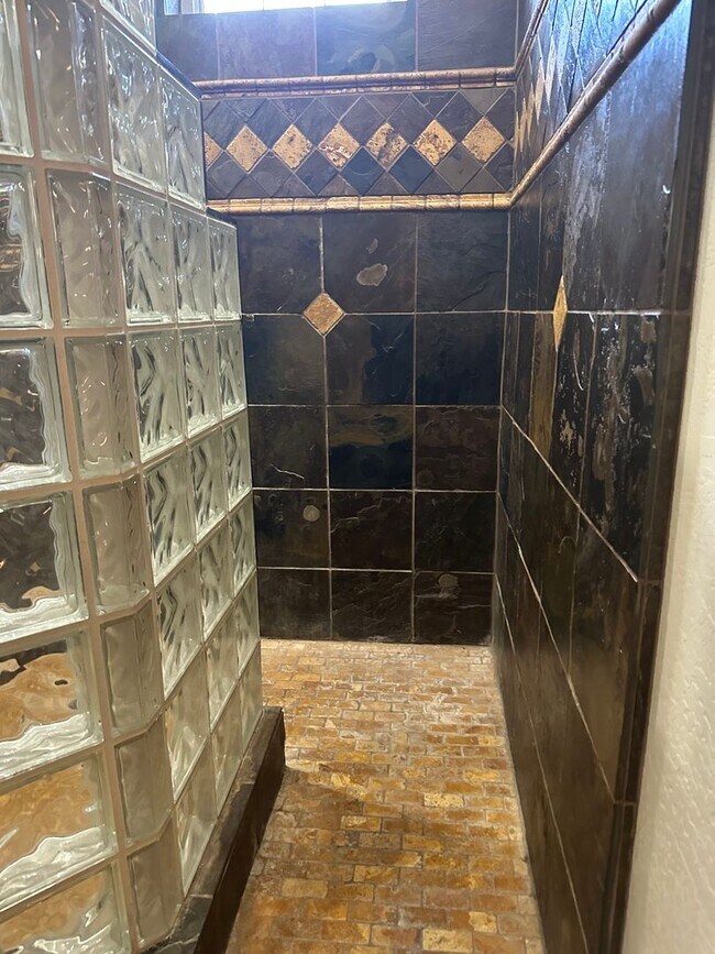 Building Photo - Amazing Price! Amazing Location!