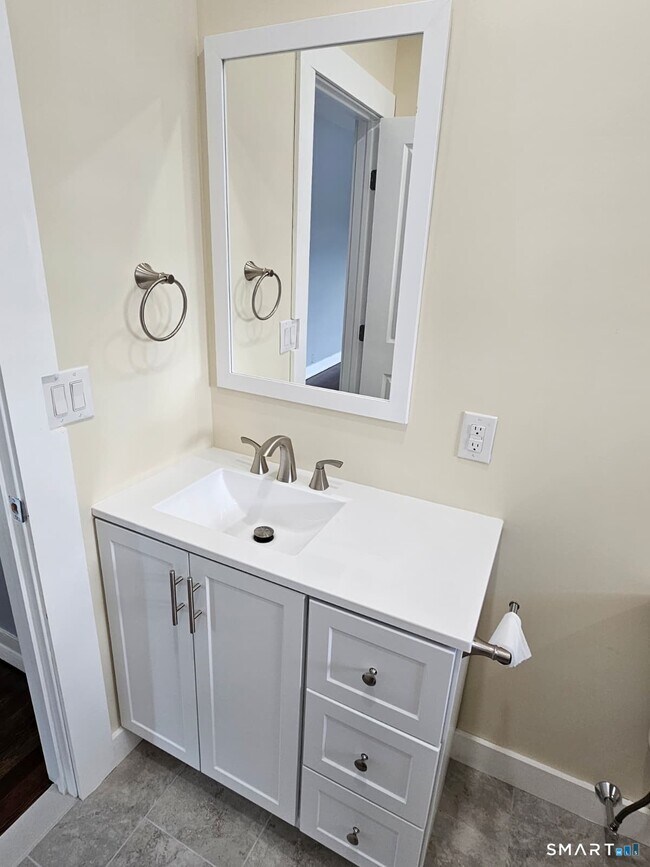 Building Photo - 301 Roosevelt Dr