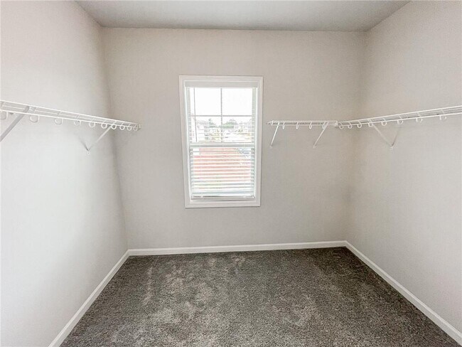 Building Photo - 4624 Silver Oak Dr SW