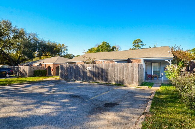 Building Photo - 8607 Bart Ln