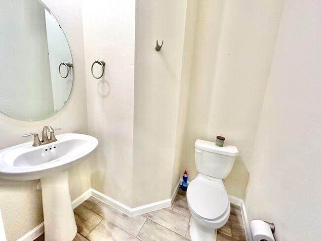 Building Photo - Upscale 3Beds/2.5Baths Townhouse living in...