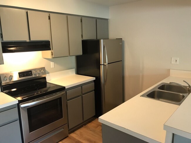 Building Photo - Awesome Remodeled Top Floor condo in Point Loma Tennis Club