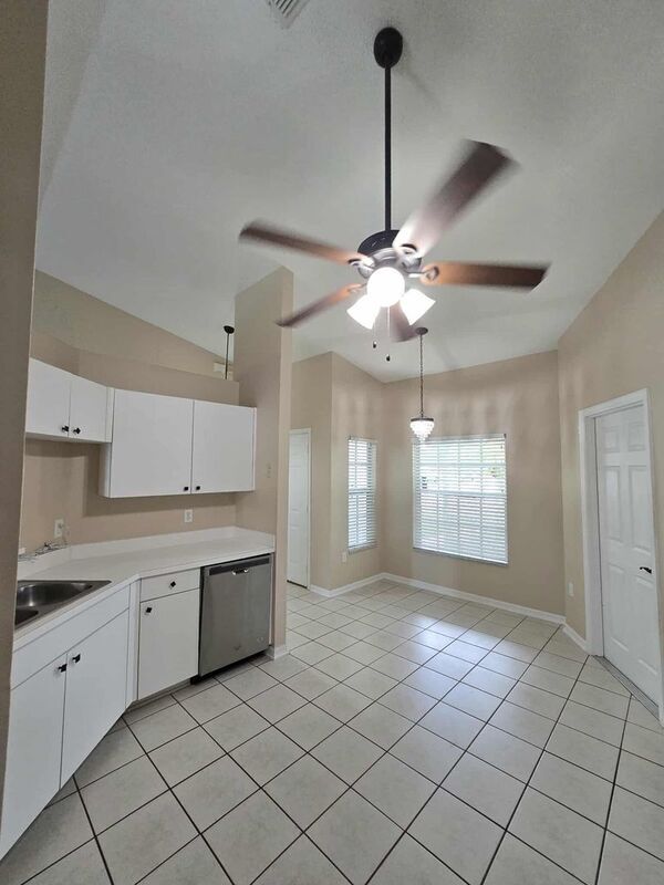 Building Photo - 696 Jessanda Cir