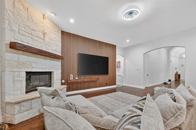 Building Photo - 400 Trailside Dr