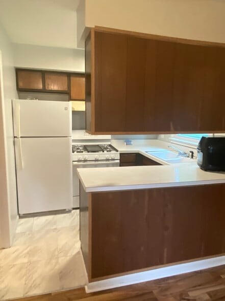 Kitchen - 219 W Elm St