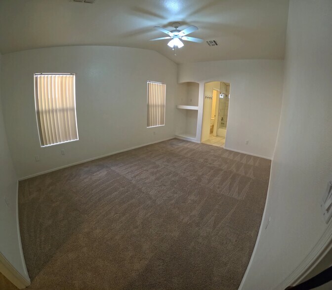 Building Photo - 2112 E Desert Lakes Dr