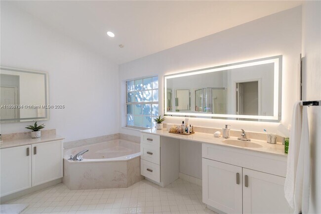 Building Photo - 2883 Oakbrook Dr