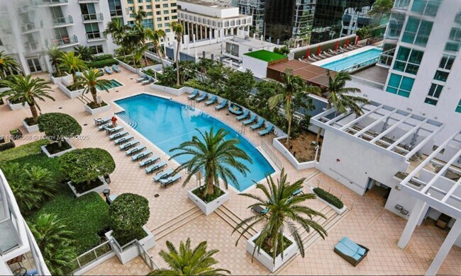 Building Photo - 1060 Brickell Ave