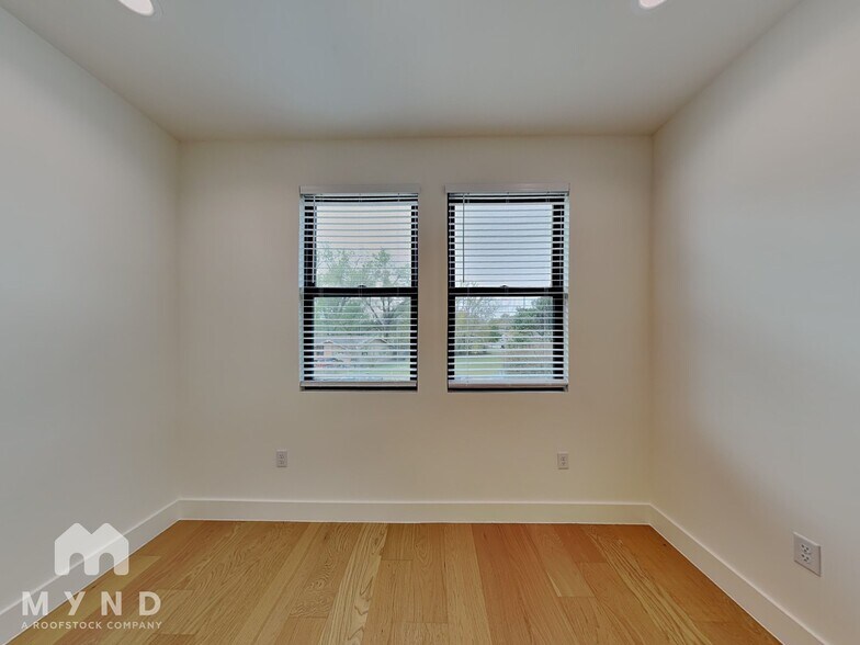 Building Photo - 1119 Mahan Dr