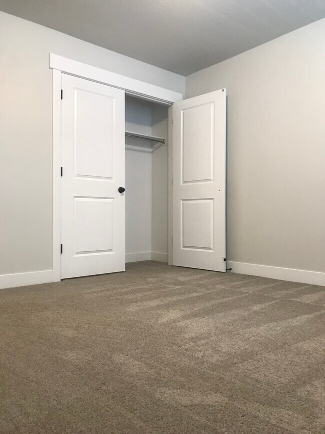 Building Photo - 3 bedroom/ 2.5 bathroom house in Herriman