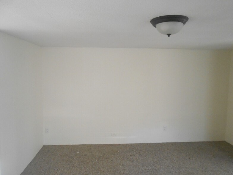 Building Photo - 24898 Lakewood Dr