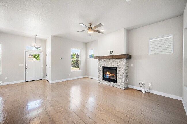 Building Photo - Modern 4 Bedroom, 2 Bathroom Westside Home with Balcony Views of Garden of the Gods!