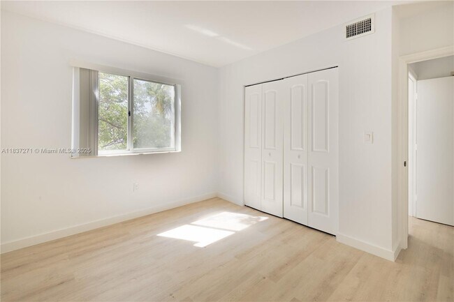 Building Photo - 717 SW 11th Ave