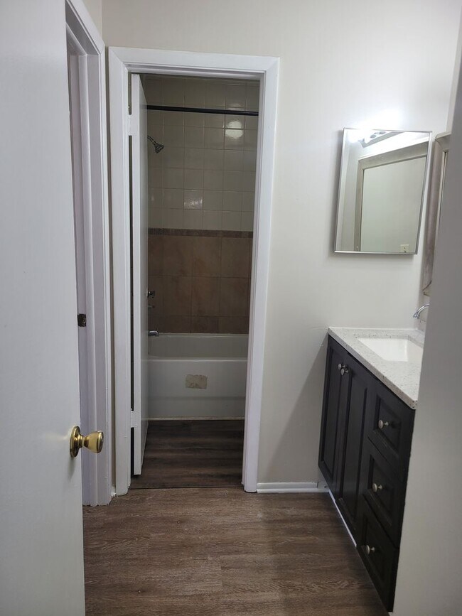 Building Photo - FOR RENT!! CUTE AND COZY 2 BED 1.5 BATH WITH GARAGE (MOVE IN SPECIAL)...