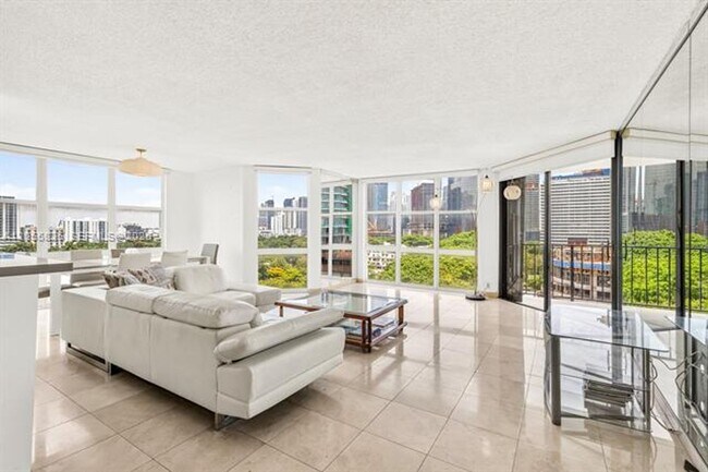 Building Photo - 1901 Brickell Ave
