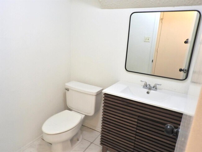 Building Photo - 2107 Creekshire Dr