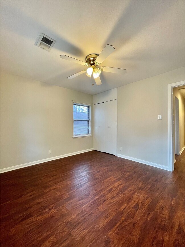 Building Photo - 1112 Southampton Dr