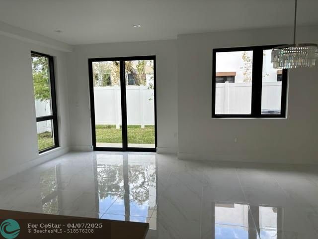 Building Photo - 4151 S oaks Pl
