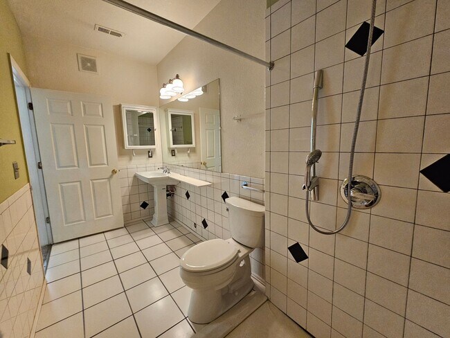 Building Photo - Spacious 2 Bedroom 2 Bath Condo - Close To Buckley AFB, DIA, DTC - Garage