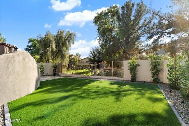 Building Photo - 1925 W Olive Way