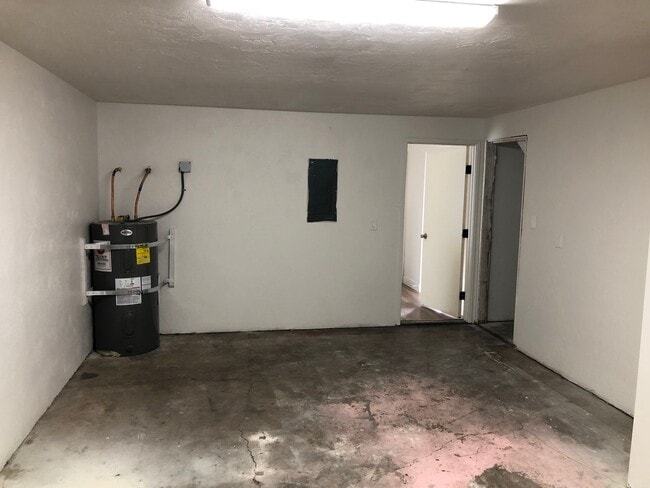 Building Photo - Updated 2 bedroom 1 1/2 bath duplex in Spr...