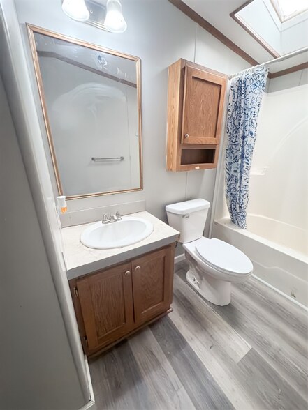 Building Photo - 27 Village Ct