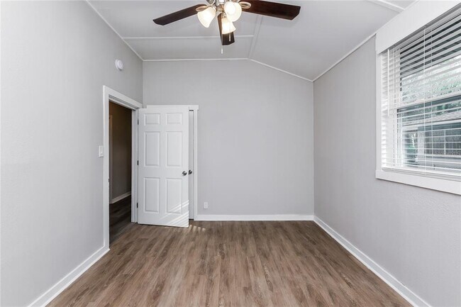 Building Photo - 4007 E Osborne Ave