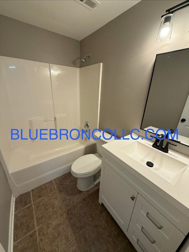 Building Photo - Completely renovated 3 bedroom unit with modern finishes and beautiful views.