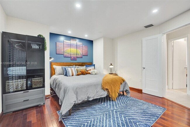 Building Photo - 2360 Tigertail Ave