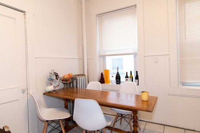 Building Photo - Gorgeous three bed room great sun light  Large bedrooms.