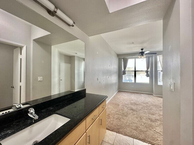 Building Photo - Luxury 2 Bed/2.5 Bath 2 Story Townhouse in...