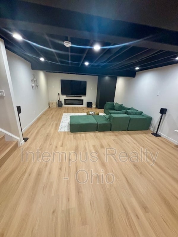 Building Photo - 6123 Brandon Dr