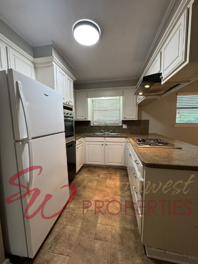 Building Photo - 3 bedroom  1 1/2 baths featuring large bedrooms and fenced yard!